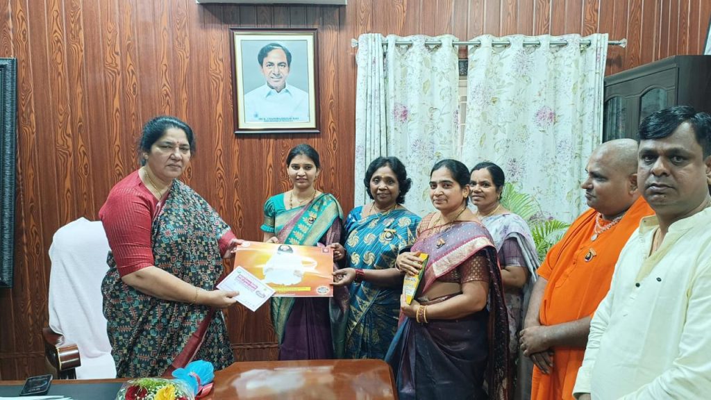 Minister of Women and Child Welfare, Satyavati Radhod, was invited to the Vasudhaika family celebrations by the Aumaujaya Vishwamahila Prime Committee.