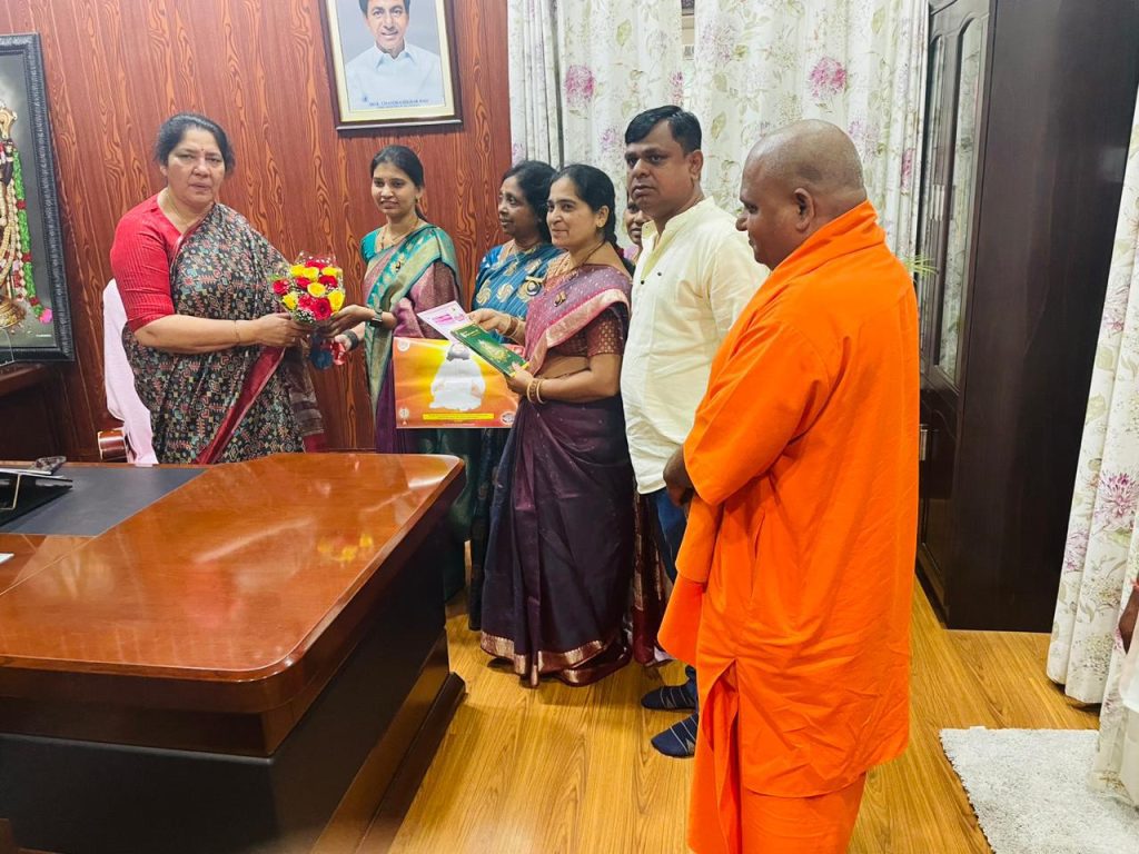 Minister of Women and Child Welfare, Satyavati Radhod, was invited to the Vasudhaika family celebrations by the Aumaujaya Vishwamahila Prime Committee..