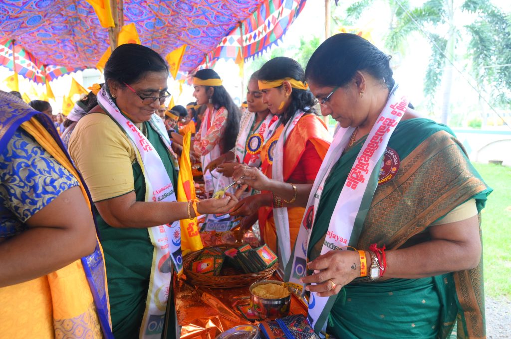 Kaikaluru - giving Maha prasadam to devotees
