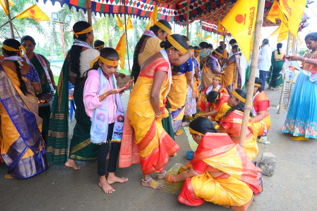 Kaikaluru - welcoming devotees