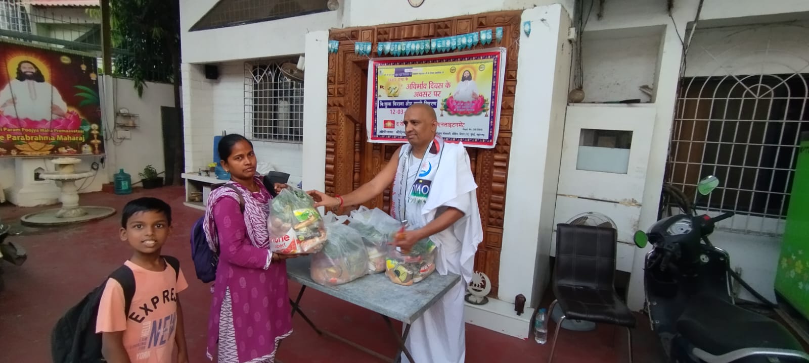 free vegetables distribution at Mumbai