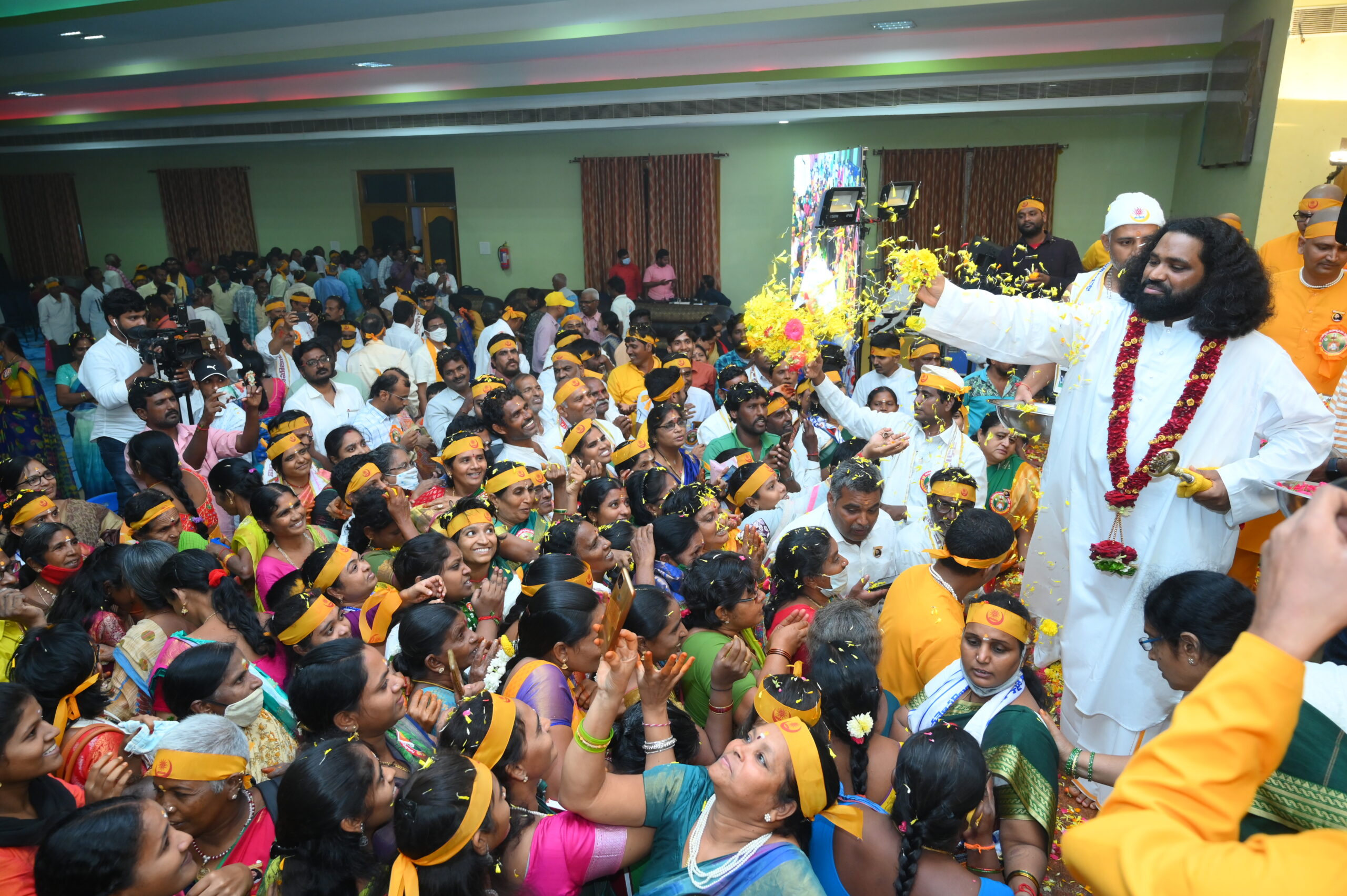 aumaujaya guru pournami 2022 - mahaaguru ji giving blessings to the devotees