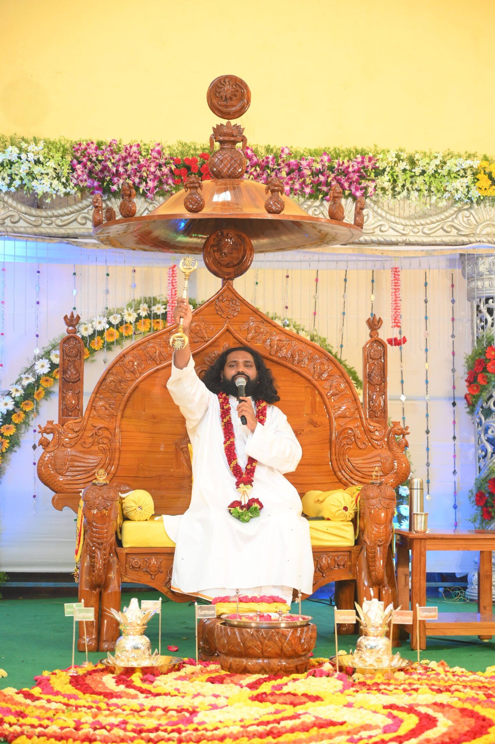 aumaujaya guru pournami - mahaaguruji giving blessings