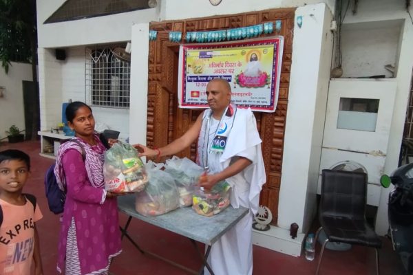 free vegetables distribution at Mumbai